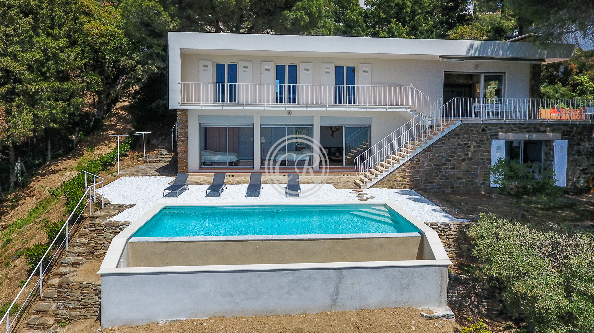 Luxurious contemporary villa, heated swimming pool, sea view