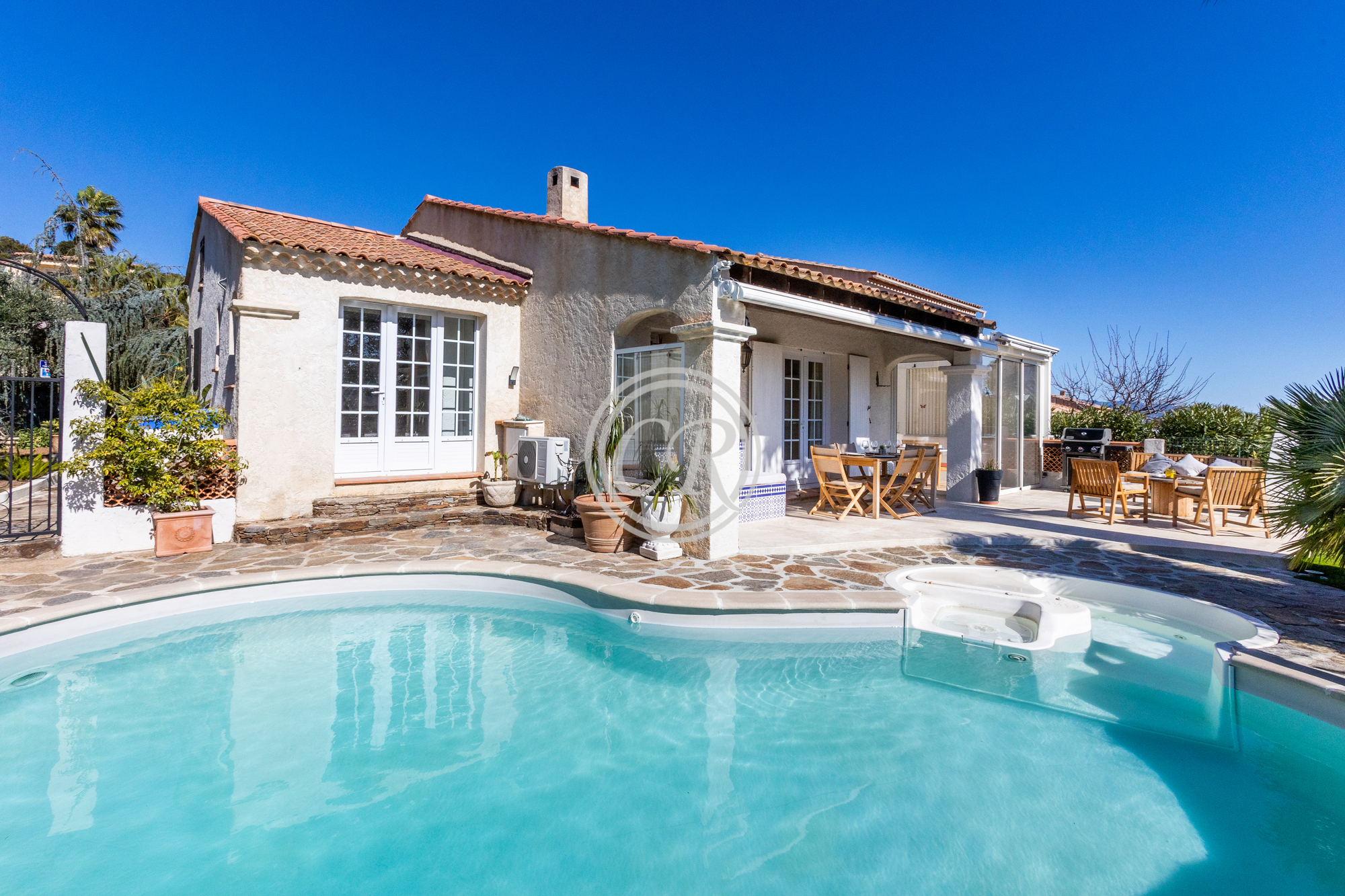 Maison au charme provençal avec piscine