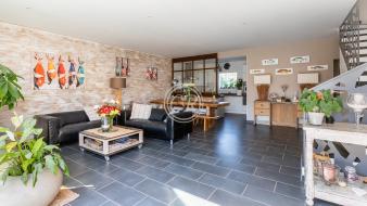 superbe-villa-contemporaine-pied-dans-l-eau-plage-de-l-ayguade