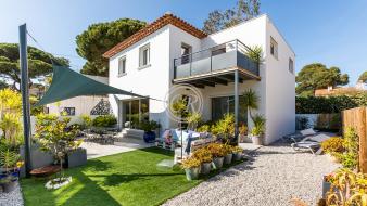 superbe-villa-contemporaine-pied-dans-l-eau-plage-de-l-ayguade