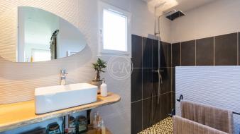 superbe-villa-contemporaine-pied-dans-l-eau-plage-de-l-ayguade