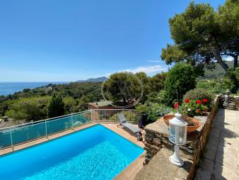 belle-villa-avec-piscine-et-vue-mer