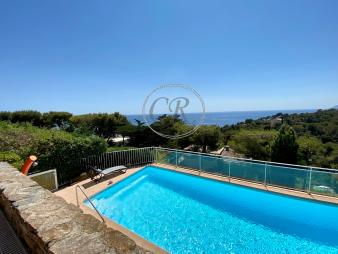 belle-villa-avec-piscine-et-vue-mer