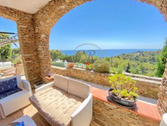 belle-villa-avec-piscine-et-vue-mer
