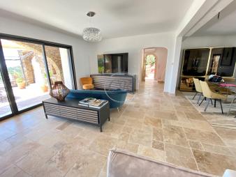 belle-villa-avec-piscine-et-vue-mer