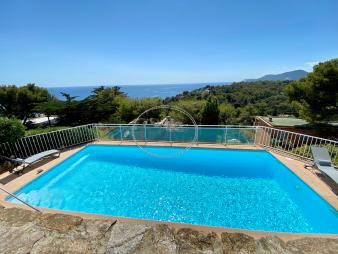 belle-villa-avec-piscine-et-vue-mer