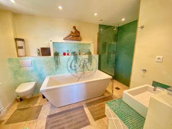 belle-villa-avec-piscine-et-vue-mer