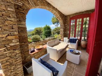 belle-villa-avec-piscine-et-vue-mer